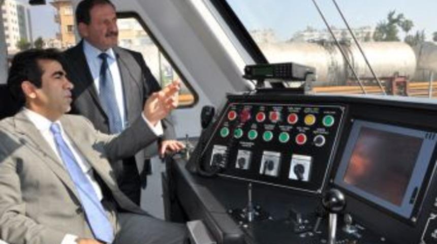 Vali Güzeloğlu tren kullandı