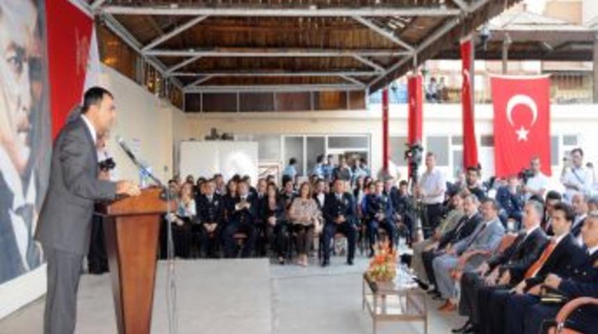 Diyarbakır Valisi Toprak: Polis &ccedil;ok sabırlı ve dikkatli davranıyor