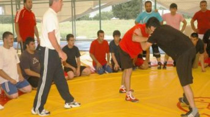 İşitme Engelliler G&uuml;reş Milli Takımı Osmaniye&rsquo;de kamp yaptı