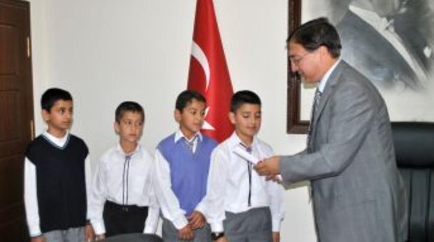 İlk&ouml;ğretim okulları arası proje yarışmasında derece alanlara &ouml;d&uuml;lleri verildi