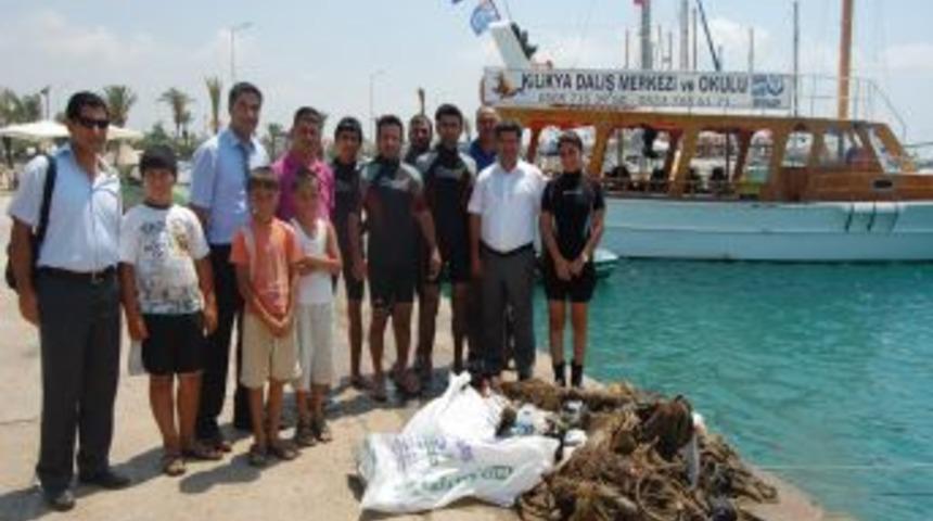 Dalgı&ccedil;lar limanda temizlik yaptı, &ccedil;&ouml;pler barınağı kullanan teknelere ait