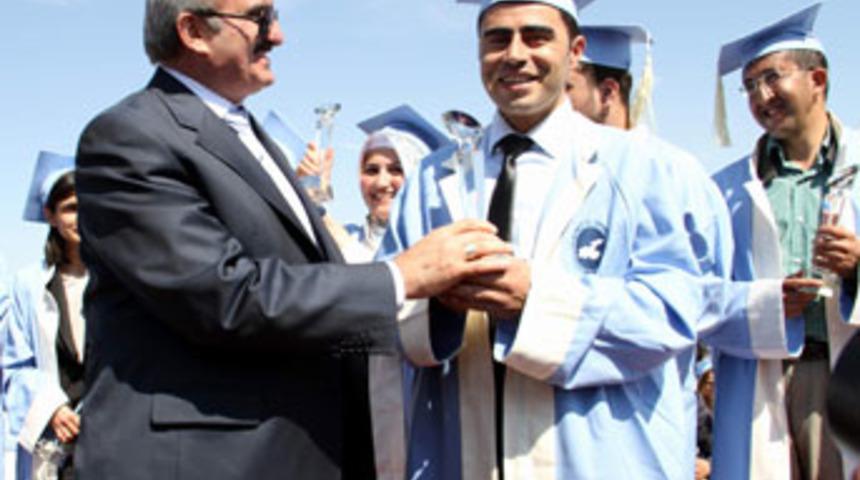 Y&uuml;z&uuml;nc&uuml; Yıl'da mezuniyet coşkusu