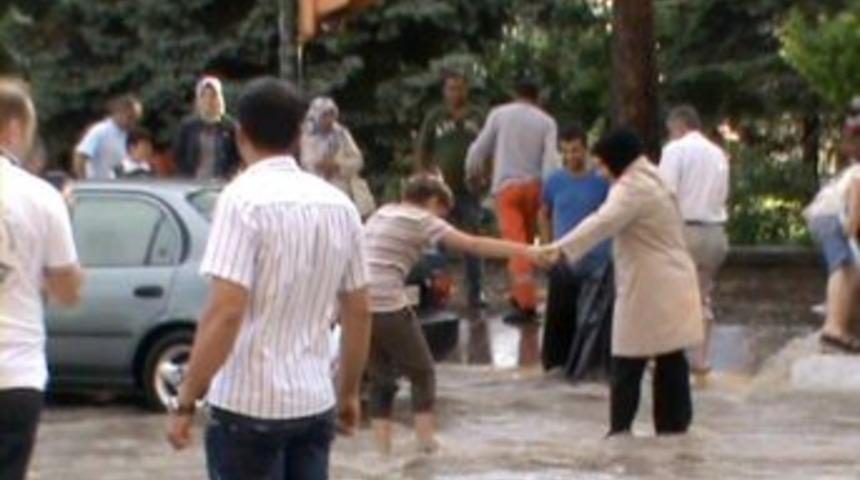 Erzincan'da sağanak yağış hayatı olumsuz etkiledi