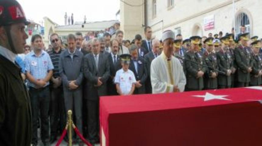 Şehidin ikiz &ccedil;ocukları babalarını asker selamıyla uğurladı