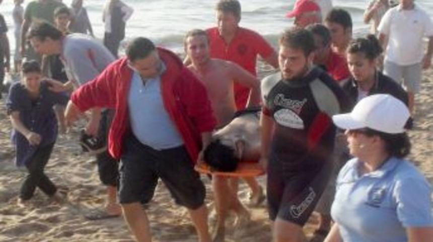 Dalgalı denizde y&uuml;zmeye &ccedil;alışan &uuml;niversiteli boğuldu