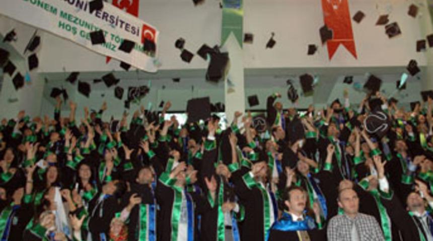 Rize &Uuml;niversitesi'nde mezuniyet coşkusu