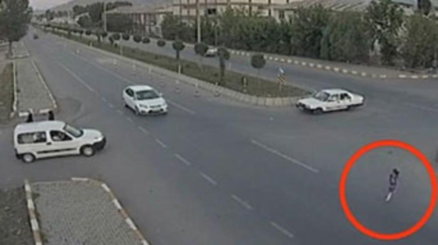 Otomobil çocuğa böyle çarptı