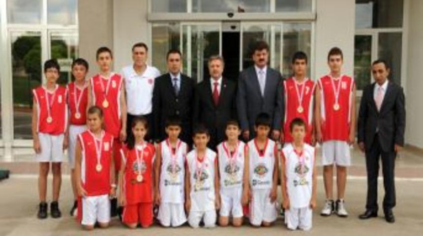 Vali Kahraman şampiyonları &ouml;d&uuml;llendirdi