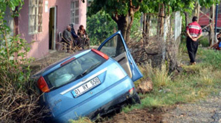 Kozan'da otomobil evin bah&ccedil;esine girdi