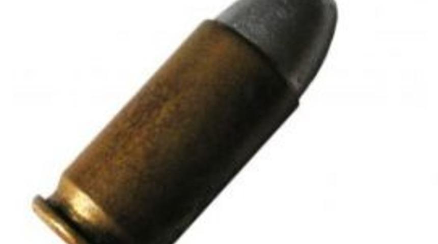 Caddede başına mermi isabet etti