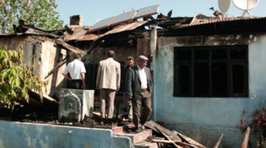 İki &ccedil;ocuk yangında can verdi