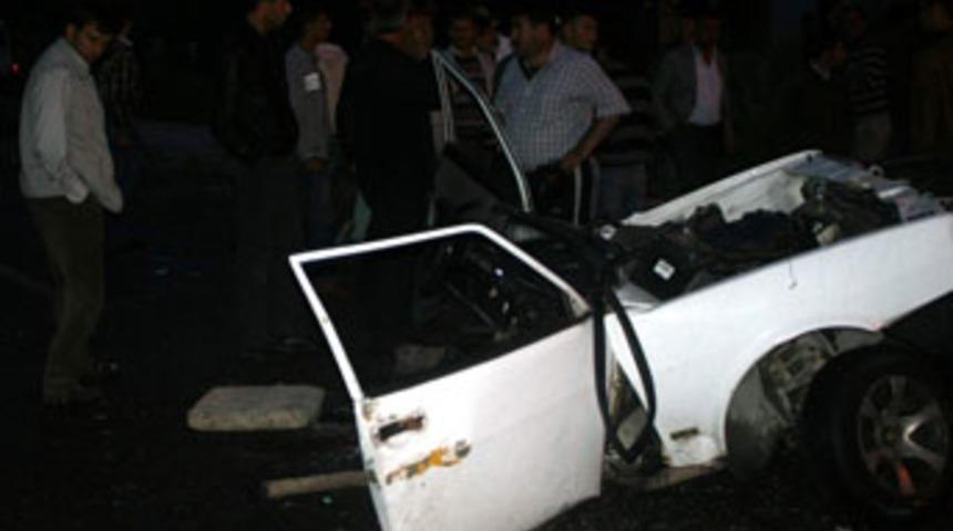 Otomobil ikiye b&ouml;l&uuml;nd&uuml;; 1 &ouml;l&uuml;