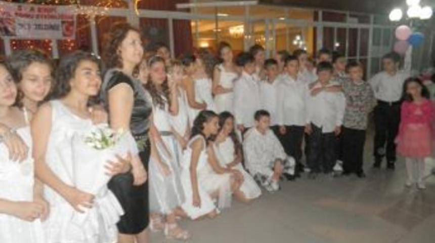 Cumhuriyet  mezuniyet balosu d&uuml;zenledi