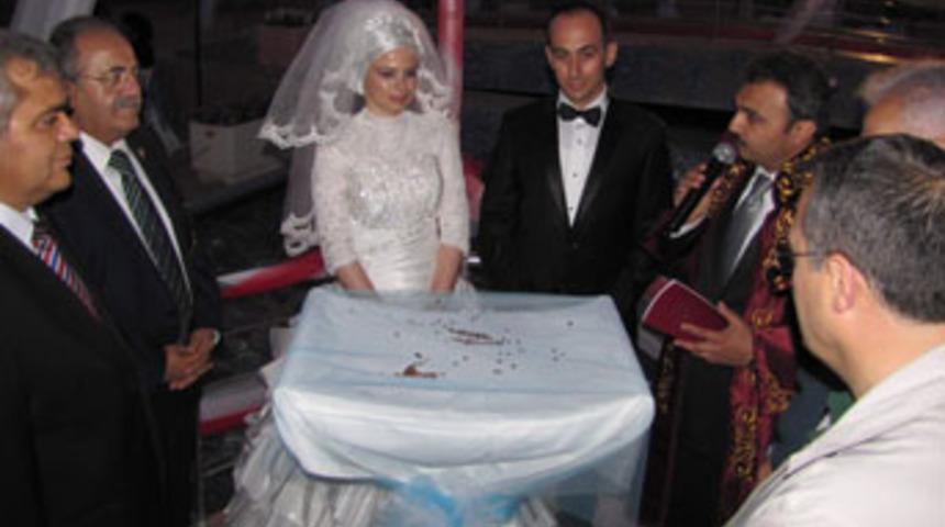 La&ccedil;in Kaymakamı d&uuml;nya evine girdi