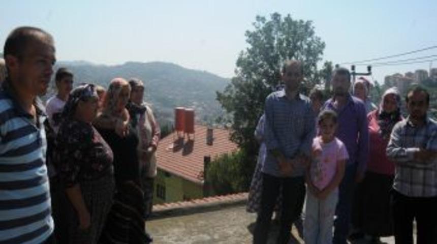 Mahalle sakinleri, evin &ccedil;atısına baz isyasyonu kurulmasına tepki g&ouml;sterdi