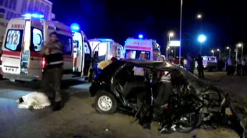 S&uuml;nnet d&uuml;ğ&uuml;n&uuml; d&ouml;n&uuml;ş&uuml; kaza: 4 &ouml;l&uuml;, 2 yaralı