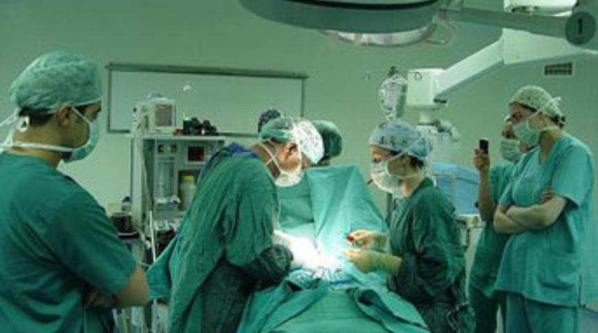 Boğazından 1 metre bez &ccedil;ıktı