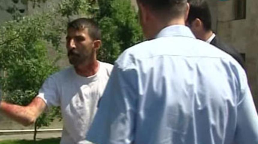 Meclis bah&ccedil;esinde jiletli eylem