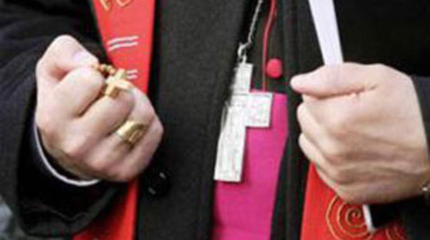 Papaz ve misyonere uyuşturucudan g&ouml;zaltı