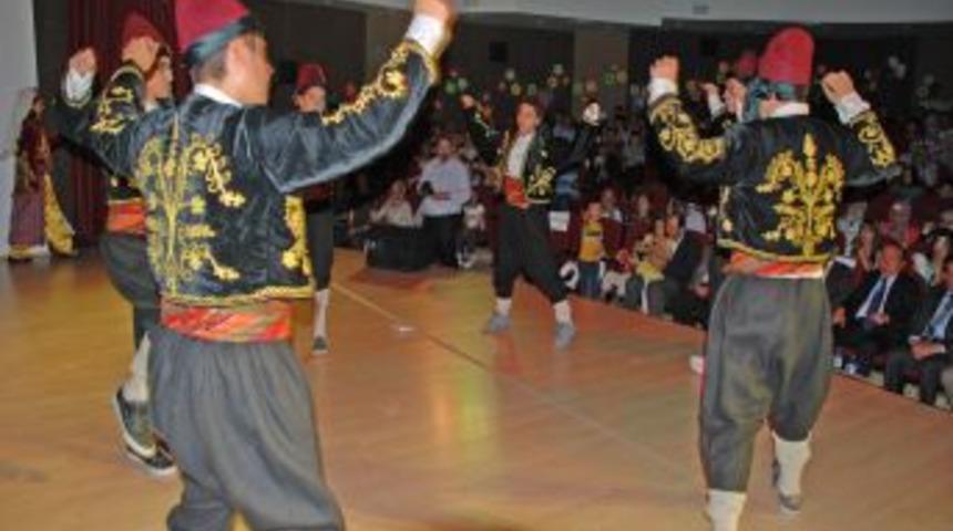 ABD&rsquo;li &ouml;ğrencilerin g&ouml;sterileri Ispartalılar tarafından hayranlıkla izlendi