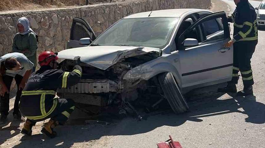 Bilecik&rsquo;te seyir halinde kontrolden &ccedil;ıkan otomobil istinat duvarına &ccedil;arptı