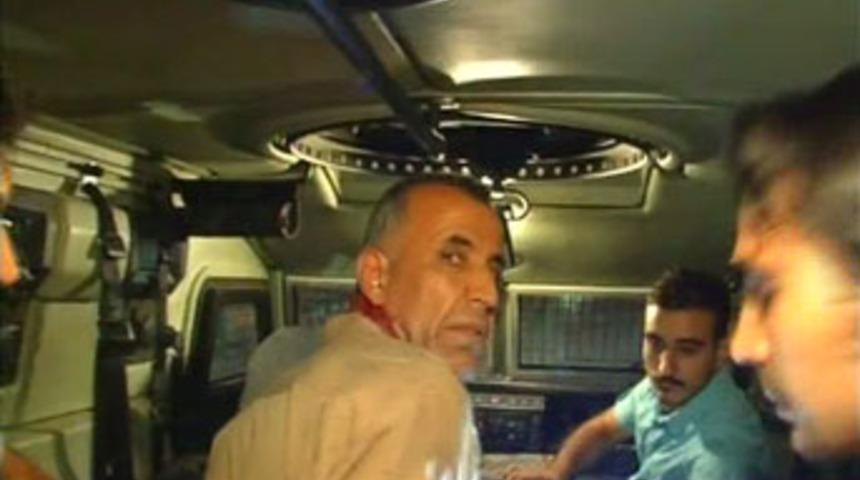 Bomba attığı polis, parmağını kurtardı