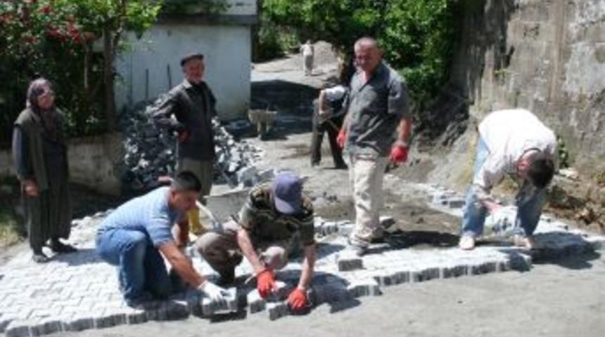 Muhtar parke taşını kendisi  d&ouml;ş&uuml;yor