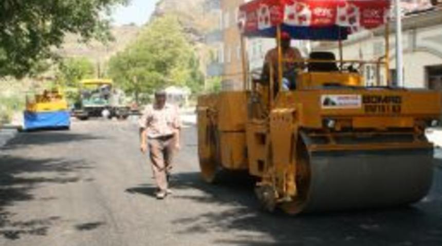 Kars&rsquo;ta sıcak asfalt &ccedil;alışmaları başladı