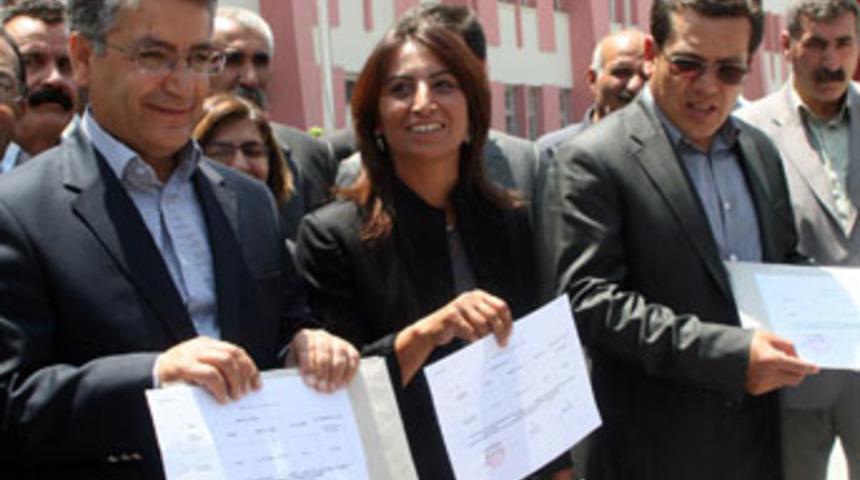 Bağımsız adaylar mazbatalarını aldı