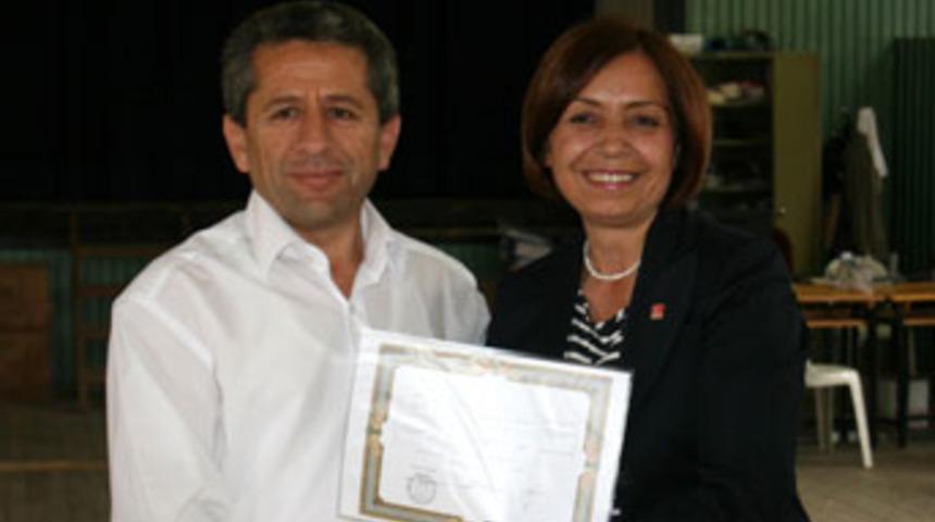 İlk kadın milletvekili mazbatasını aldı