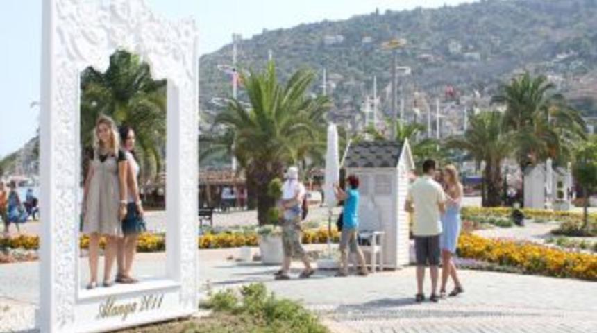 T&uuml;rkiye&rsquo;nin en b&uuml;y&uuml;k fotoğraf &ccedil;er&ccedil;evesi Alanya&rsquo;ya yapıldı