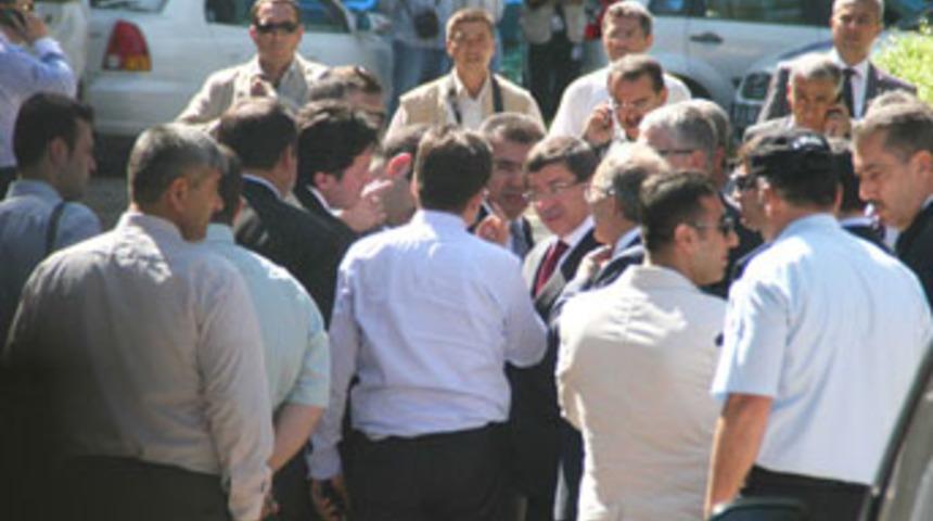 Davutoğlu Hatay'da m&uuml;ltecilerleri dinledi