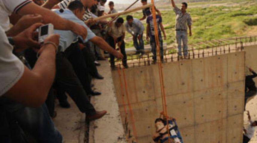 K&ouml;pr&uuml;den d&uuml;şen gen&ccedil; yaralandı