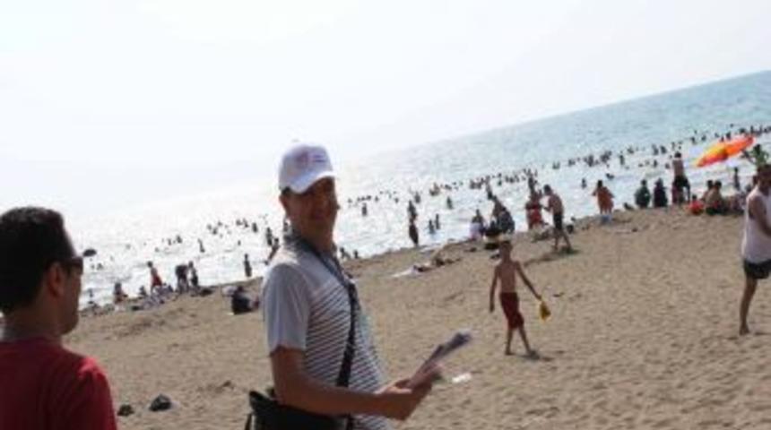 Emniyet ekipleri plajda kılıktan kılığa giriyor