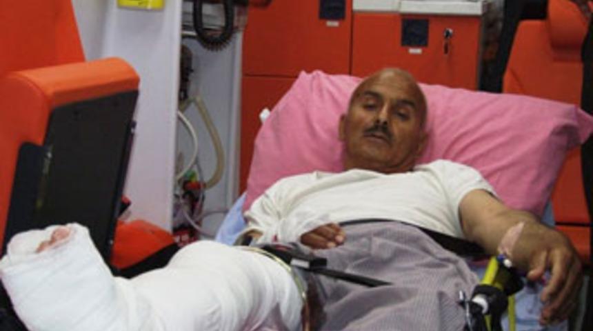 Otomobil iş makinesiyle &ccedil;arpıştı; 4 yaralı