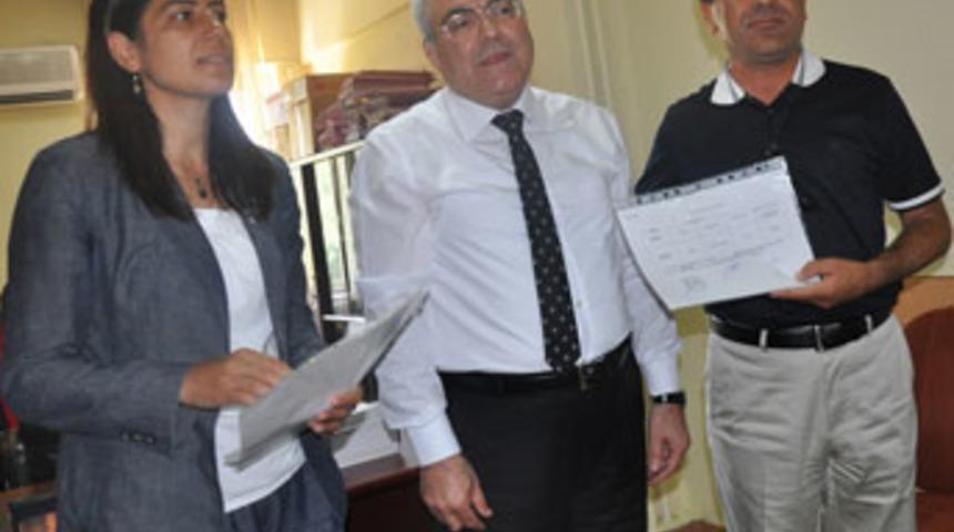 Bağımsız adaylar mazbatalarını aldı