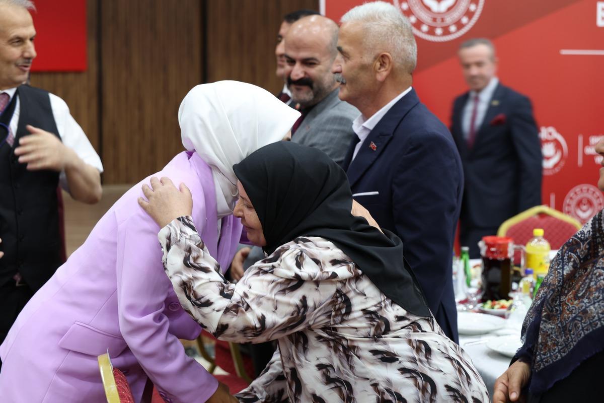 Bakan G&ouml;ktaş, Hakkari&rsquo;de şehit aileleri ve gazilerle vefa buluşmasında bir araya geldi 2