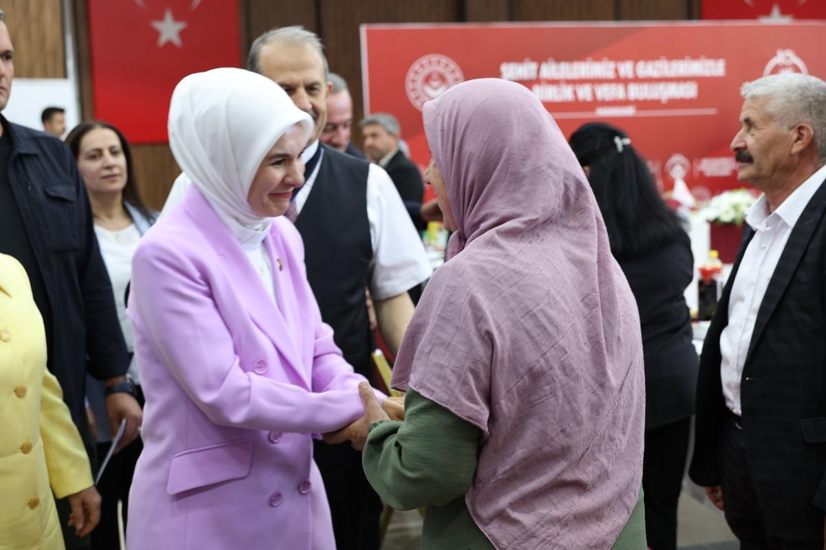 Bakan G&ouml;ktaş, Hakkari&rsquo;de şehit aileleri ve gazilerle vefa buluşmasında bir araya geldi 6