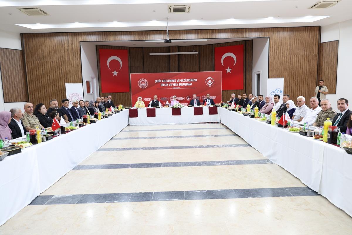 Bakan G&ouml;ktaş, Hakkari&rsquo;de şehit aileleri ve gazilerle vefa buluşmasında bir araya geldi 1