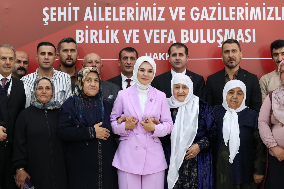 Bakan G&ouml;ktaş, Hakkari&rsquo;de şehit aileleri ve gazilerle vefa buluşmasında bir araya geldi 4