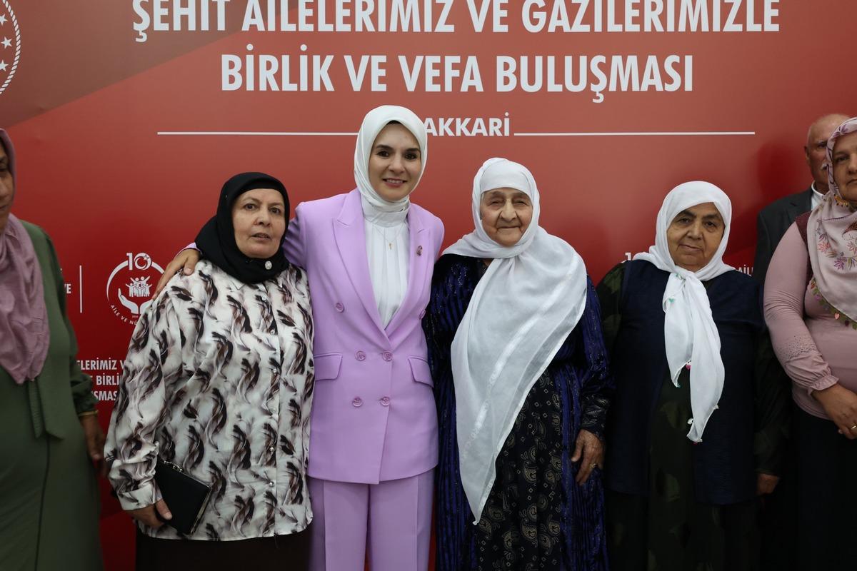 Bakan G&ouml;ktaş, Hakkari&rsquo;de şehit aileleri ve gazilerle vefa buluşmasında bir araya geldi 5