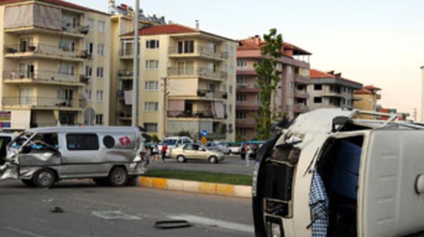 İş&ccedil;i minib&uuml;s&uuml; kaza yaptı: 18 yaralı