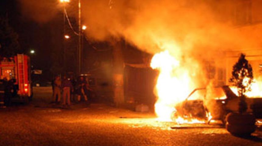 İstanbul'da 15 ara&ccedil; kundaklandı