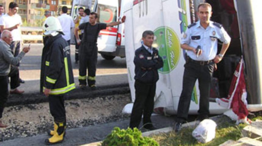 Minib&uuml;s devrildi, faciadan d&ouml;n&uuml;ld&uuml;