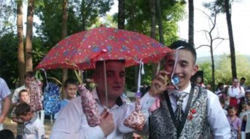 Altın Yerine ilgin&ccedil; hediyeler takıldı