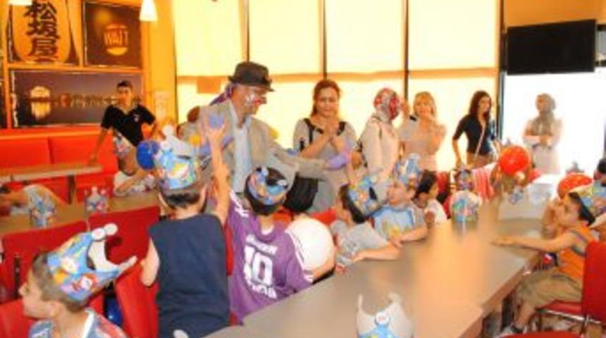 Y&uuml;zlerindeki g&uuml;l&uuml;mseme yeter