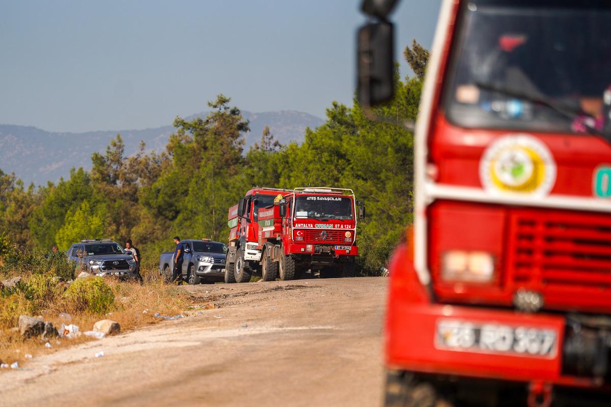 Antalya daki yangında 3. g&uuml;nde kahreden haber... Herkes seferber oldu: Kuryeler erzak taşıyor, mahalleli havuz dolduruyor! 6