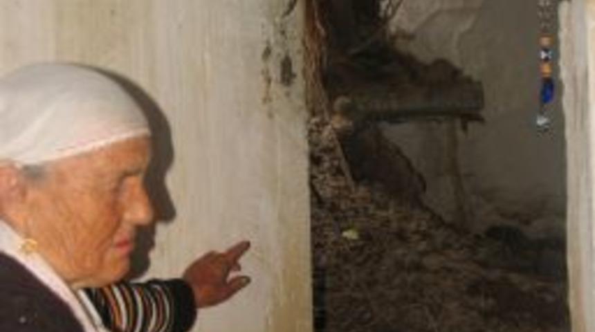 Yıkıntı evde yaşayan yaşlı kadın, kendisine uzanacak yardım elini bekliyor