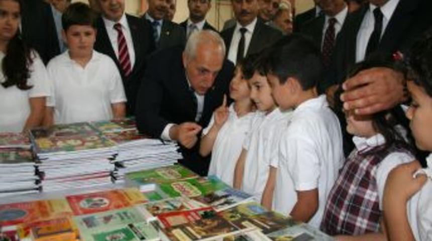 Vali Mutlu: K&ouml;y okullarındaki 2 milyon &ccedil;ocuğa kırtasiye malzemeleri dağıtıldı