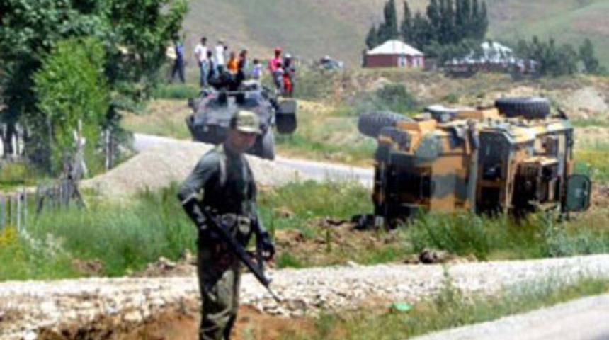 Askeri ara&ccedil; kaza yaptı: 8 asker yaralı